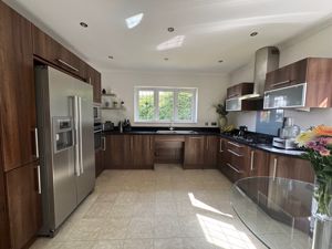 Kitchen/Breakfast Room- click for photo gallery